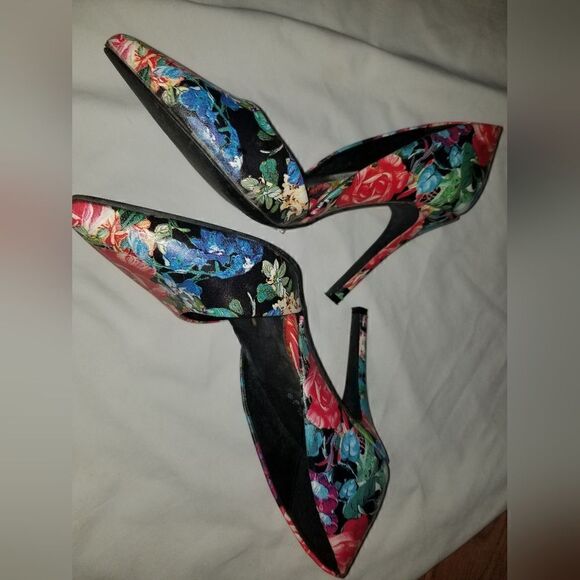 High heels  flower designs well worn - Picture 4 of 14